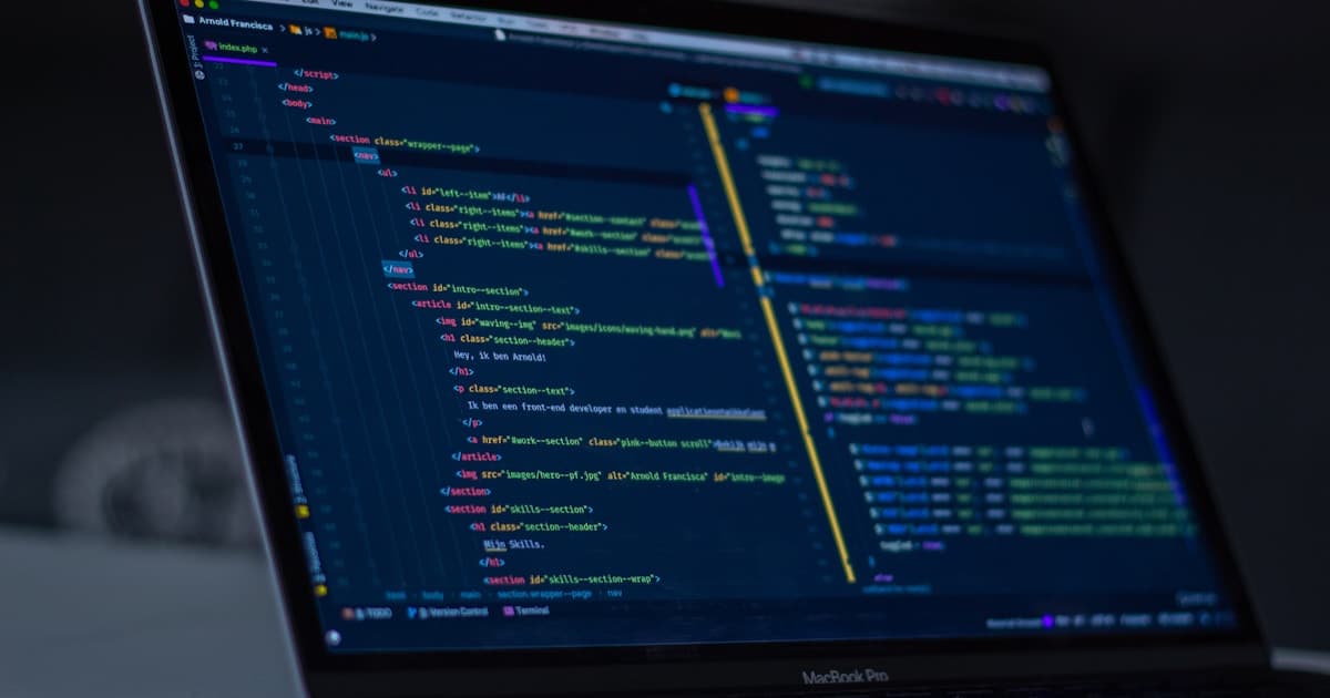 Schéma d'architecture distribuée moderne illustrant microservices, event-driven patterns et observabilité avec flux de données interconnectés