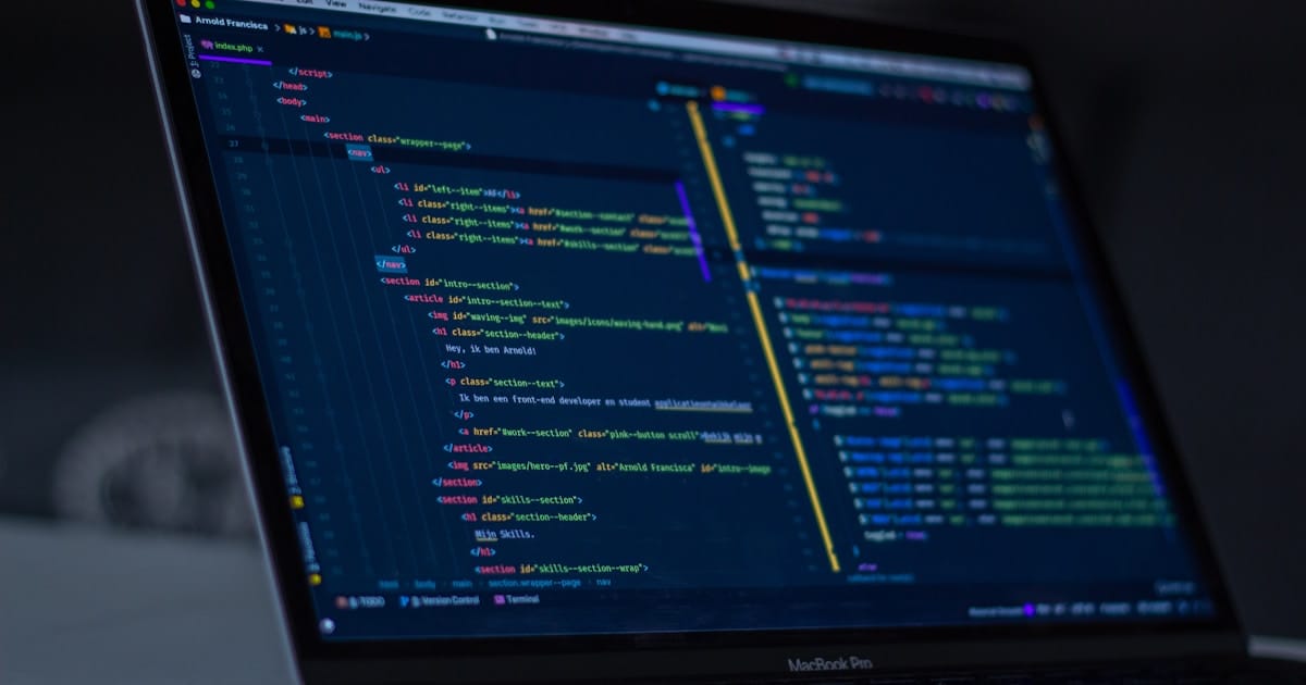 Développeur utilisant GitHub Copilot et ChatGPT pour générer du code avec assistance IA