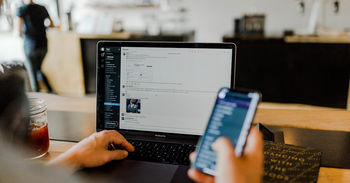 Illustration d'une attaque ransomware ciblant le secteur financier avec des cadenas numériques et des données chiffrées